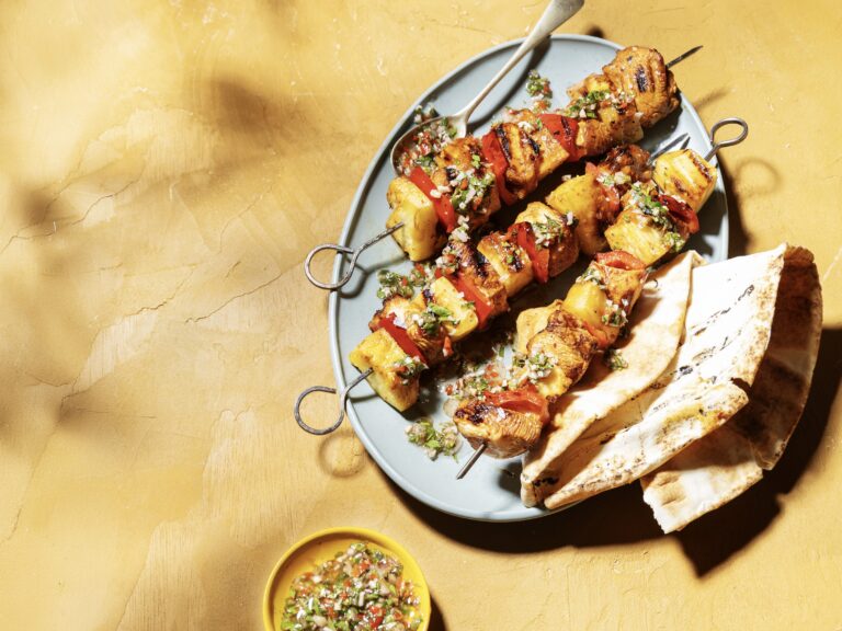 Gember-kipspiesjes met ananas en chimichurri
