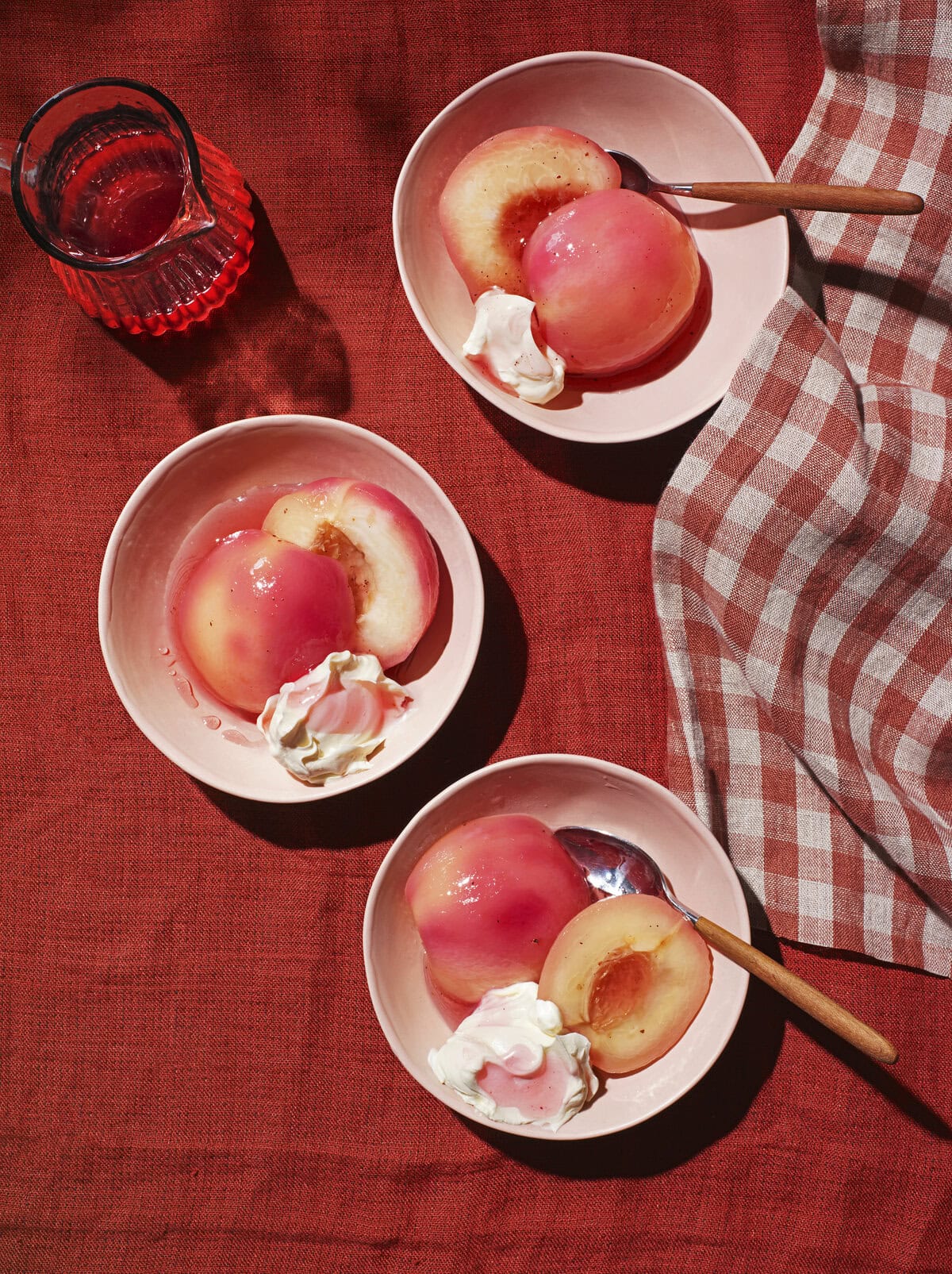 Gepocheerde nectarines, geserveerd met een klodder mascarpone