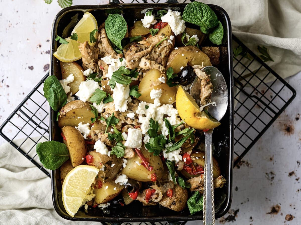 Griekse aardappelschotel met feta, gyros, munt, citroen en rode peper