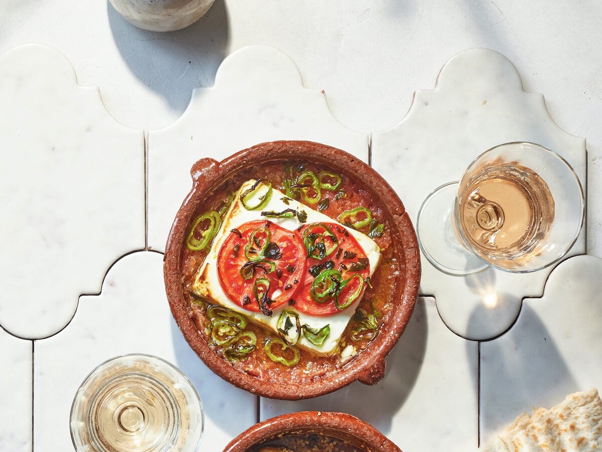 Tapas bakje met tomatensaus, feta, twee plakjes tomaat en groene peper