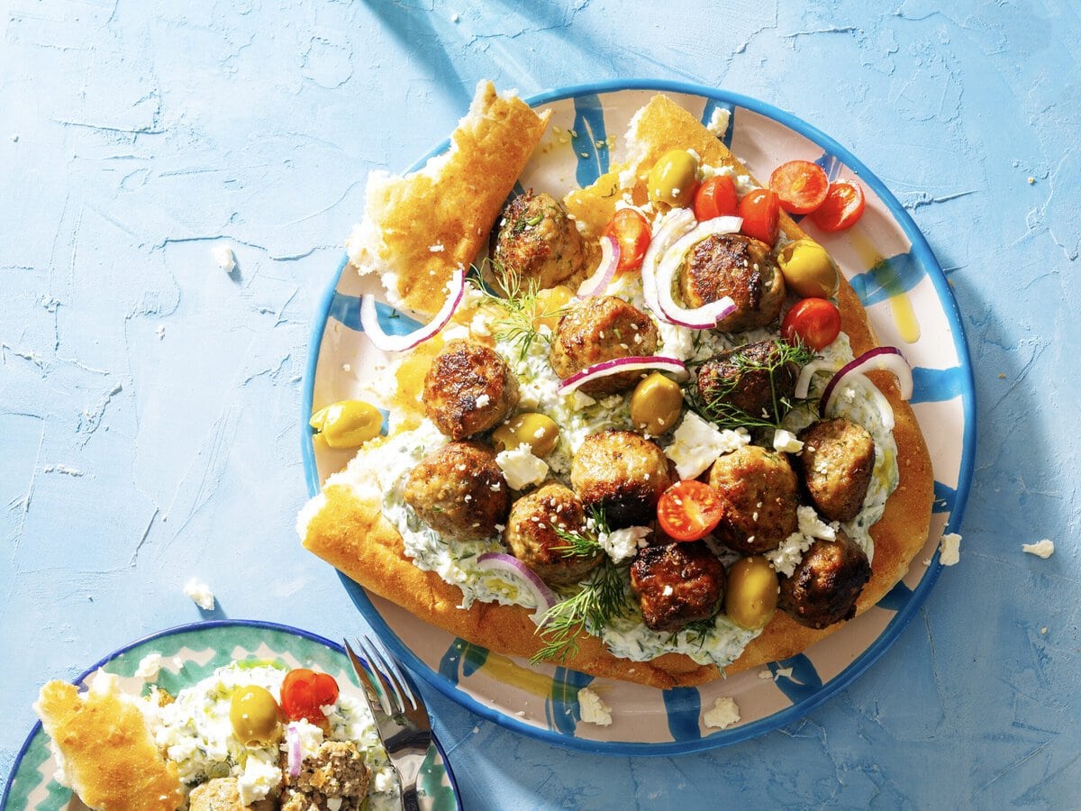 Pides met gehaktballetjes, tzatziki, olijven, rode ui, tomaatjes, feta en dille