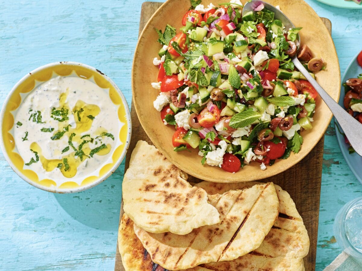 Griekse salade, geserveerd met zelfgemaakt platbrood en een schaaltje tzatziki