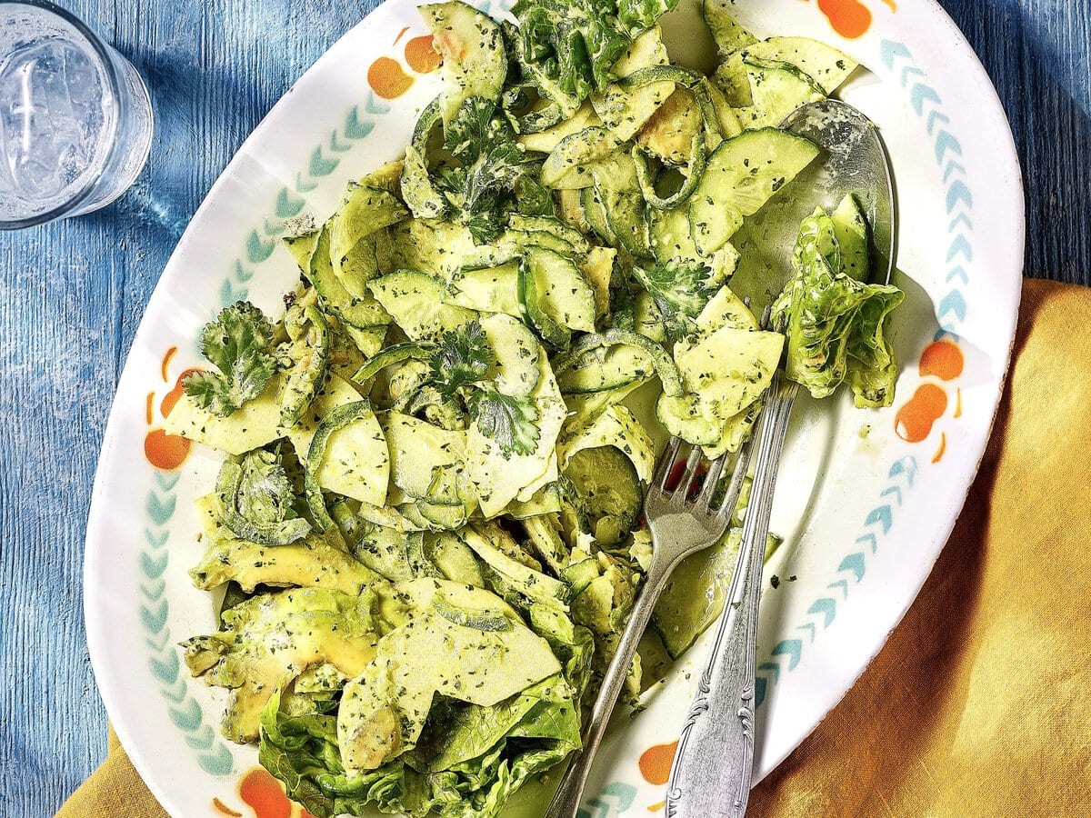 Groene salade van appel, komkommer, avocado en sla met romige korianderdressing