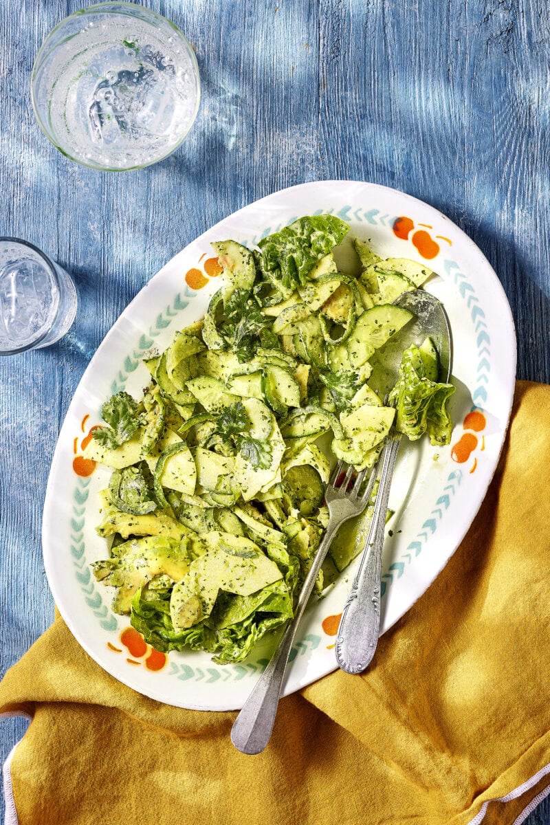 Groene salade van appel, komkommer, avocado en sla met romige korianderdressing