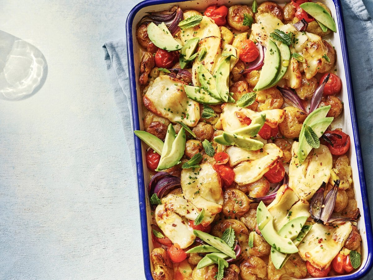 Traybake met halloumi, krieltjes, tomaat, ui, avocado en hot honey