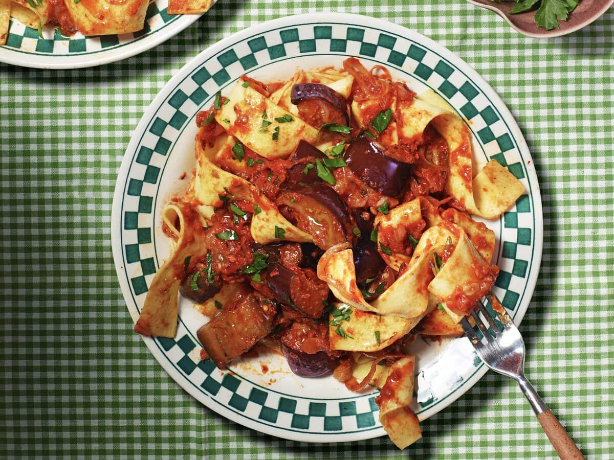 Harissa-aubergineragù, geserveerd met pappardelle