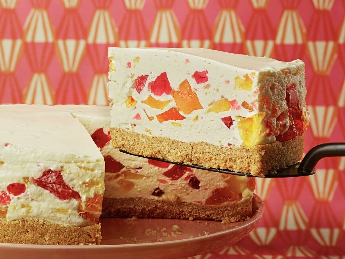 Terrazzo jelly cheesecake op een taartschep