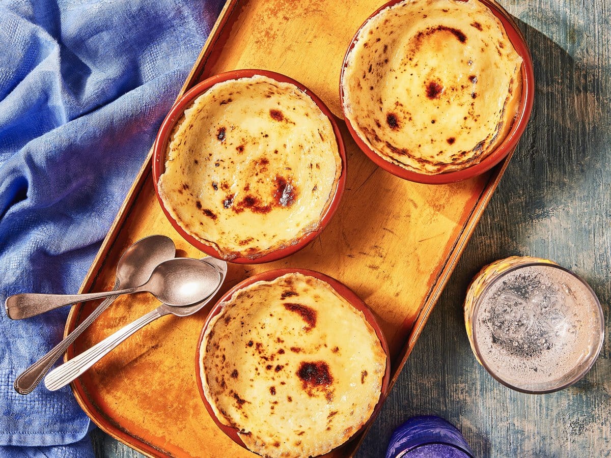 Drie ovenschaaltjes met jericallas, de Mexicaanse variant op crème brûlée