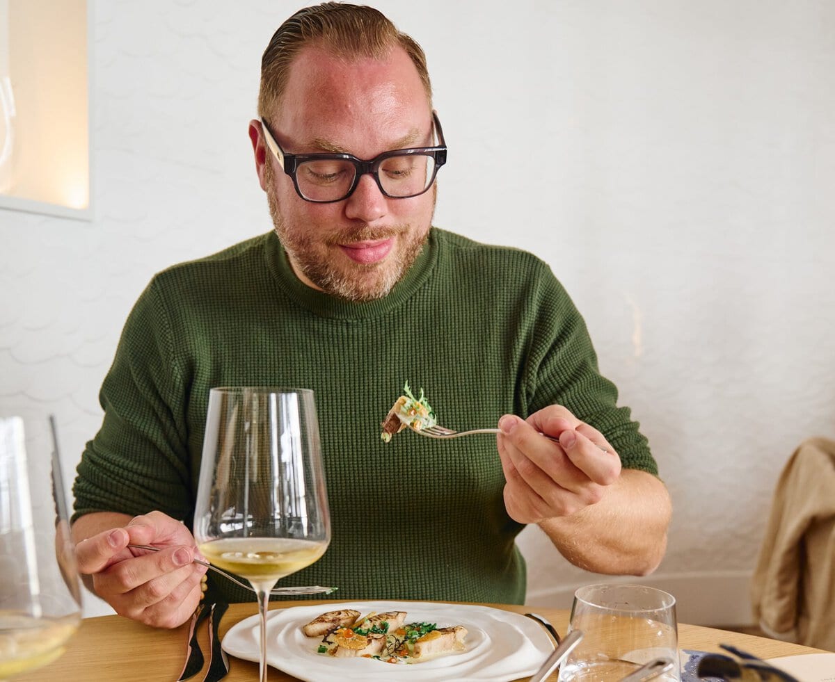 Bas Erkens eet bij een restaurant in Frankrijk