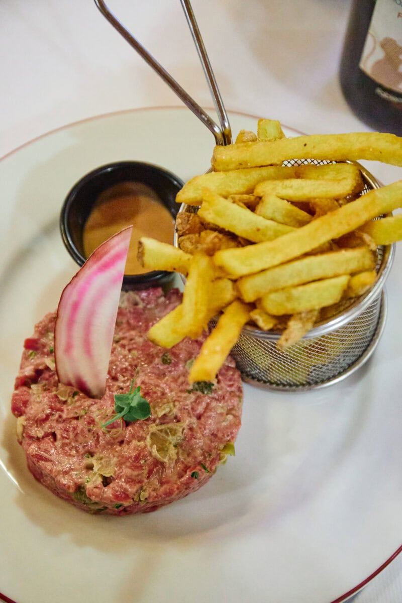 Steak tartare met frites in Frankrijk 