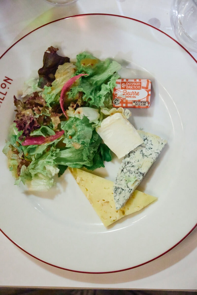 Bordje met kaas bij een restaurant in Frankrijk