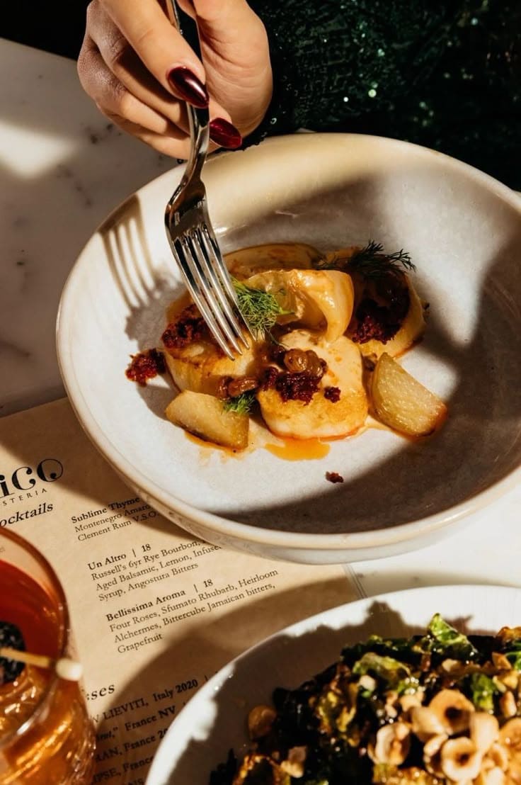 Bord met eten bij een foodfestival in Knokke