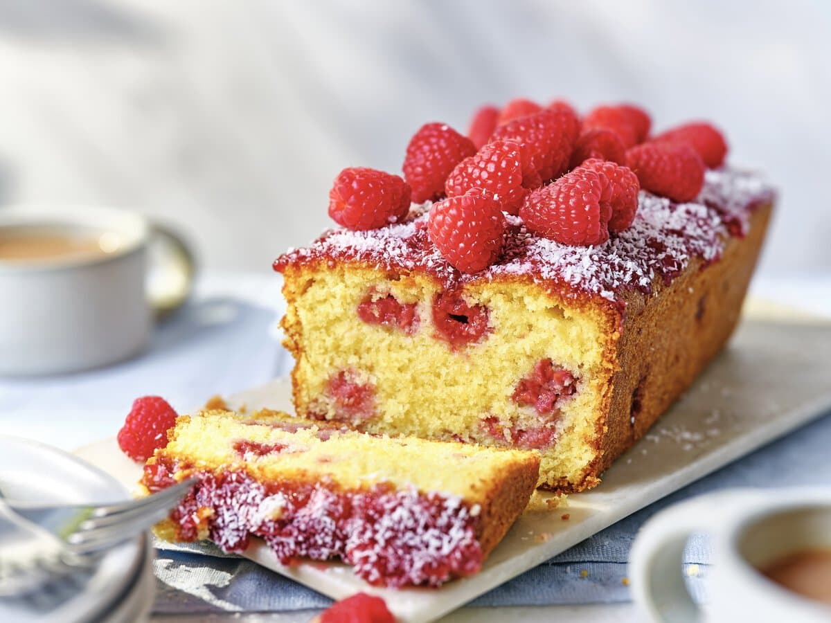 Kokos-frambozencake met frambozen erop