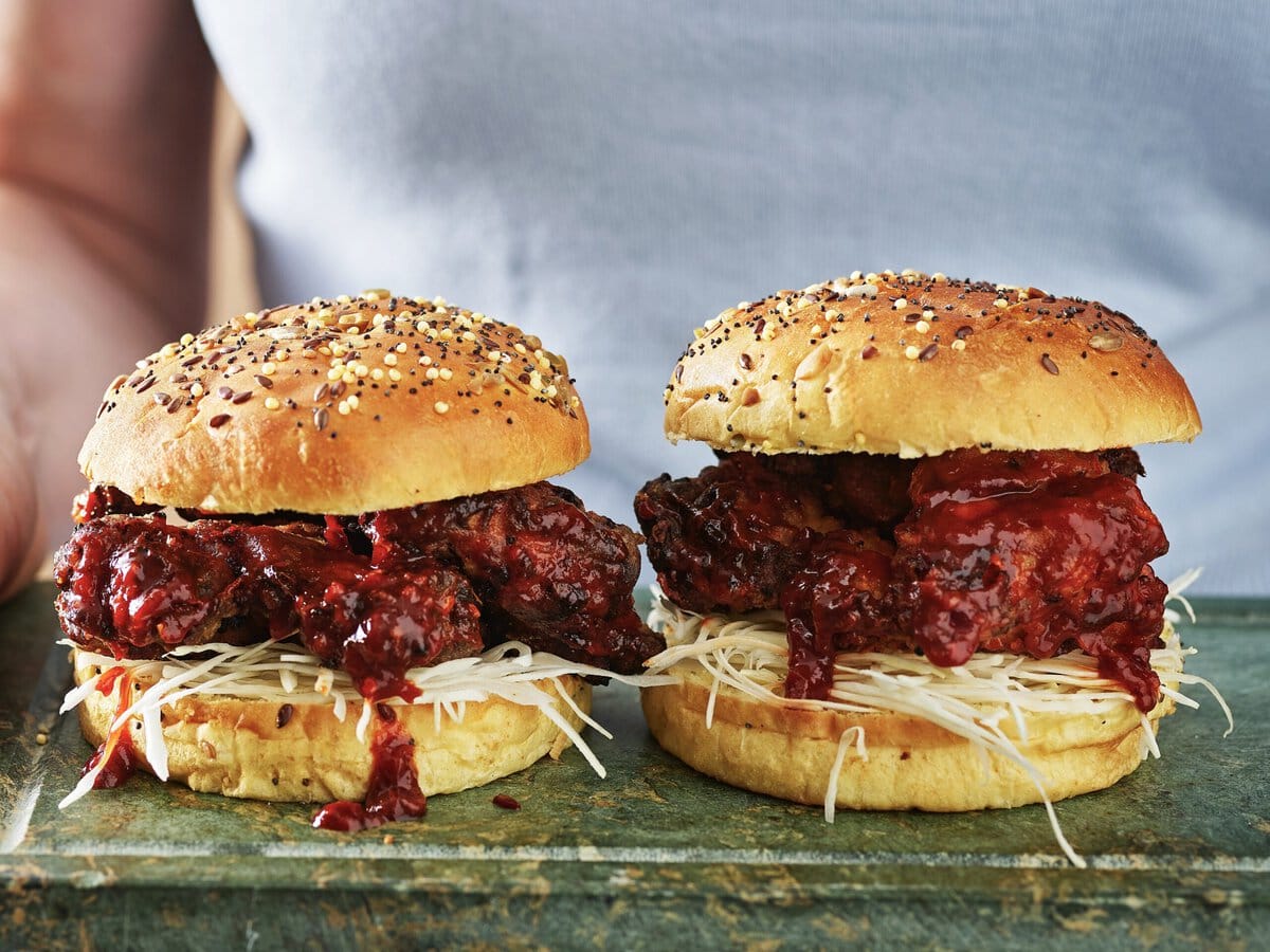 Twee Koreaanse barbecue-kipburgers met kool