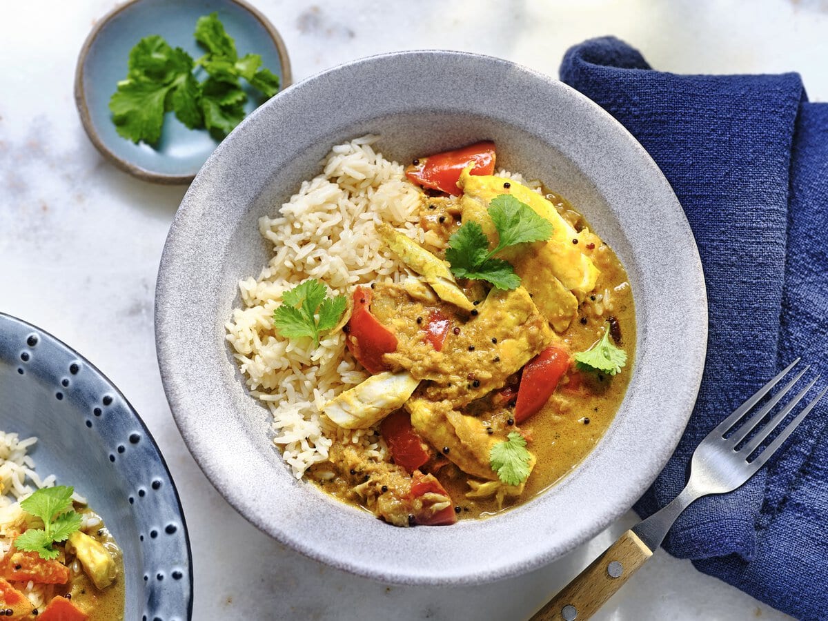 Zeebaarscurry met paprika en koriander, geserveerd met witte rijst