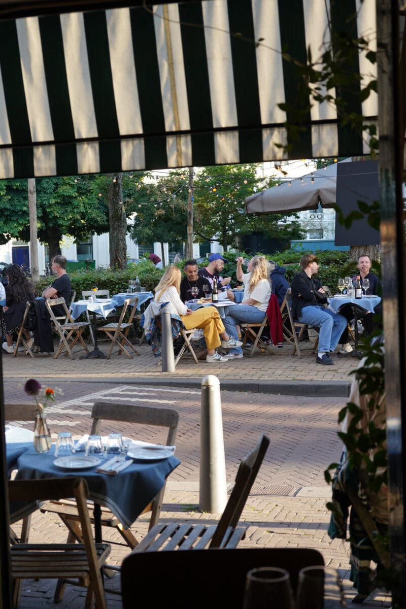 Gezellig terras met blauw-witte luifel