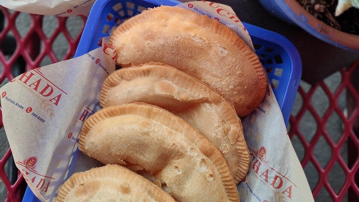 Lokale gerechten op Aruba zoals pastechi