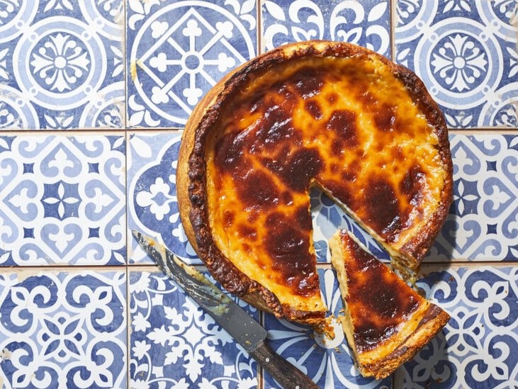 aangesneden mega pastel de nata met punt eruit