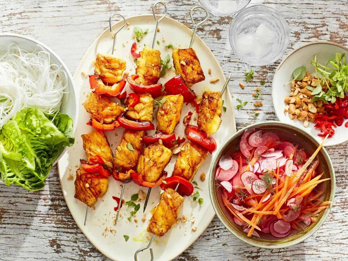 Kurkuma-viskebab met wortel- radijspickles en noedels