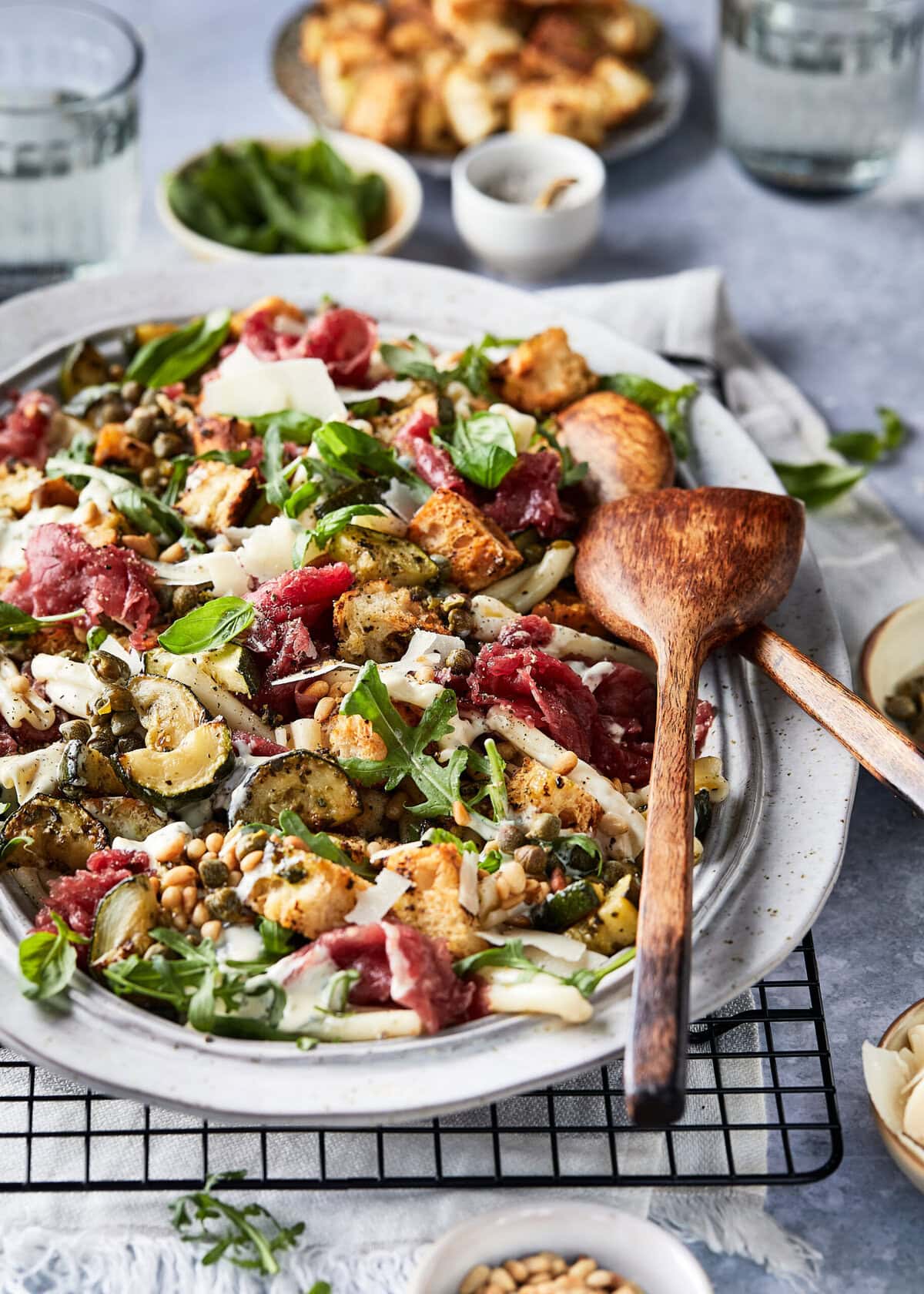 carpacciosalade op bord met bestek