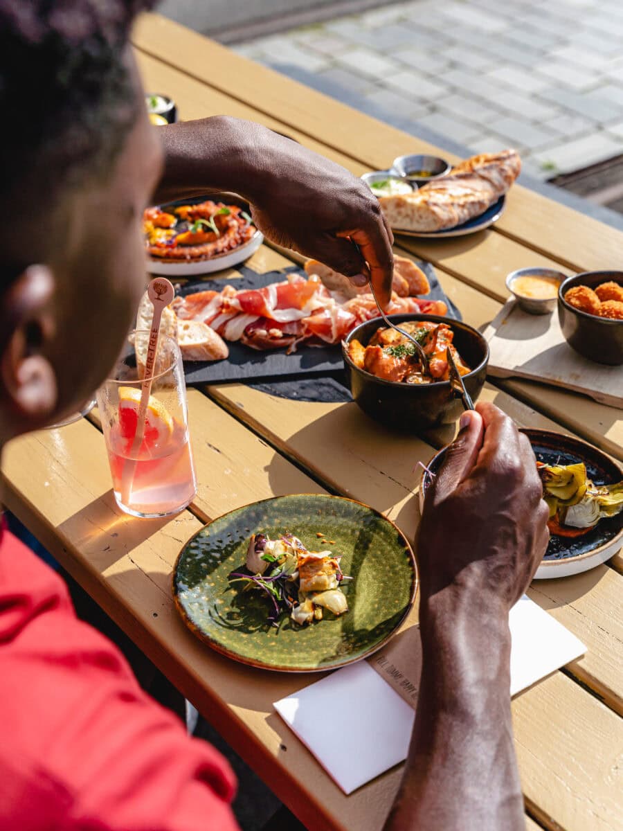 Zomerse tafel met Spaanse tapas