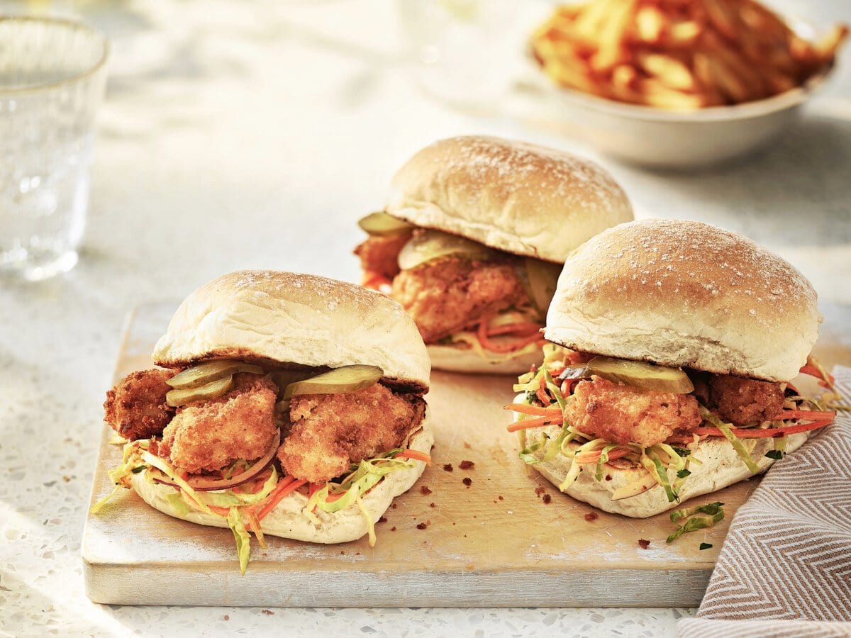 3 pittige broodjes kibbeling met harissa koolsalade en augurkplakjes