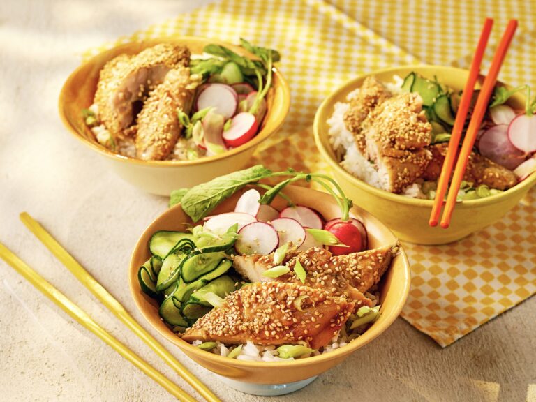 Rijstbowl met miso-makreel en ingelegde komkommer