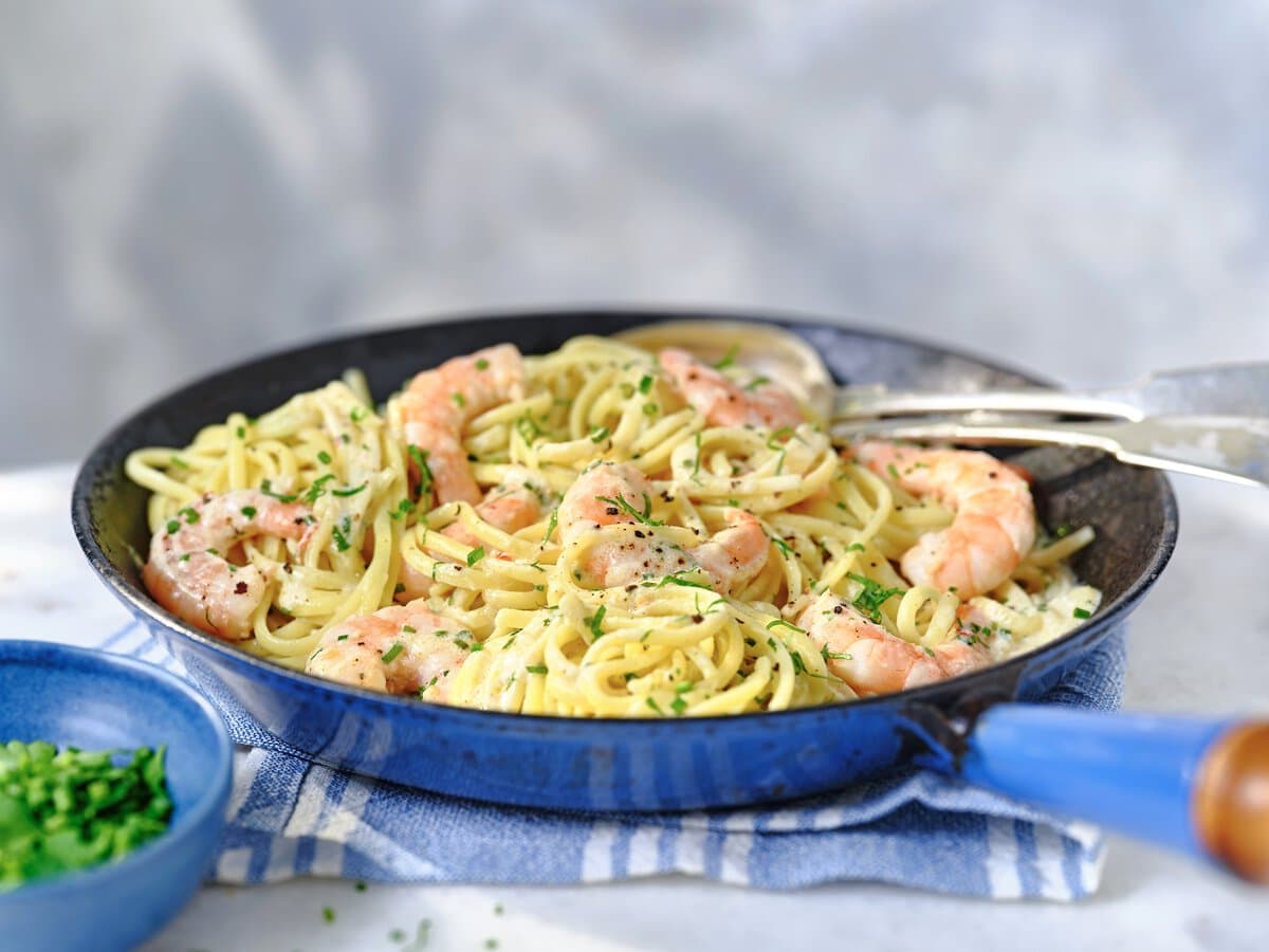 Pan romige pasta met knoflookgarnalen