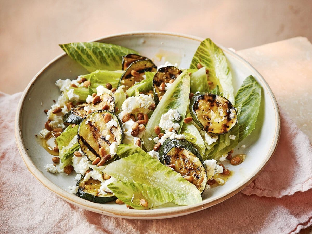 Salade met babyromaine, geroosterde courgette, pijnboompitten en feta