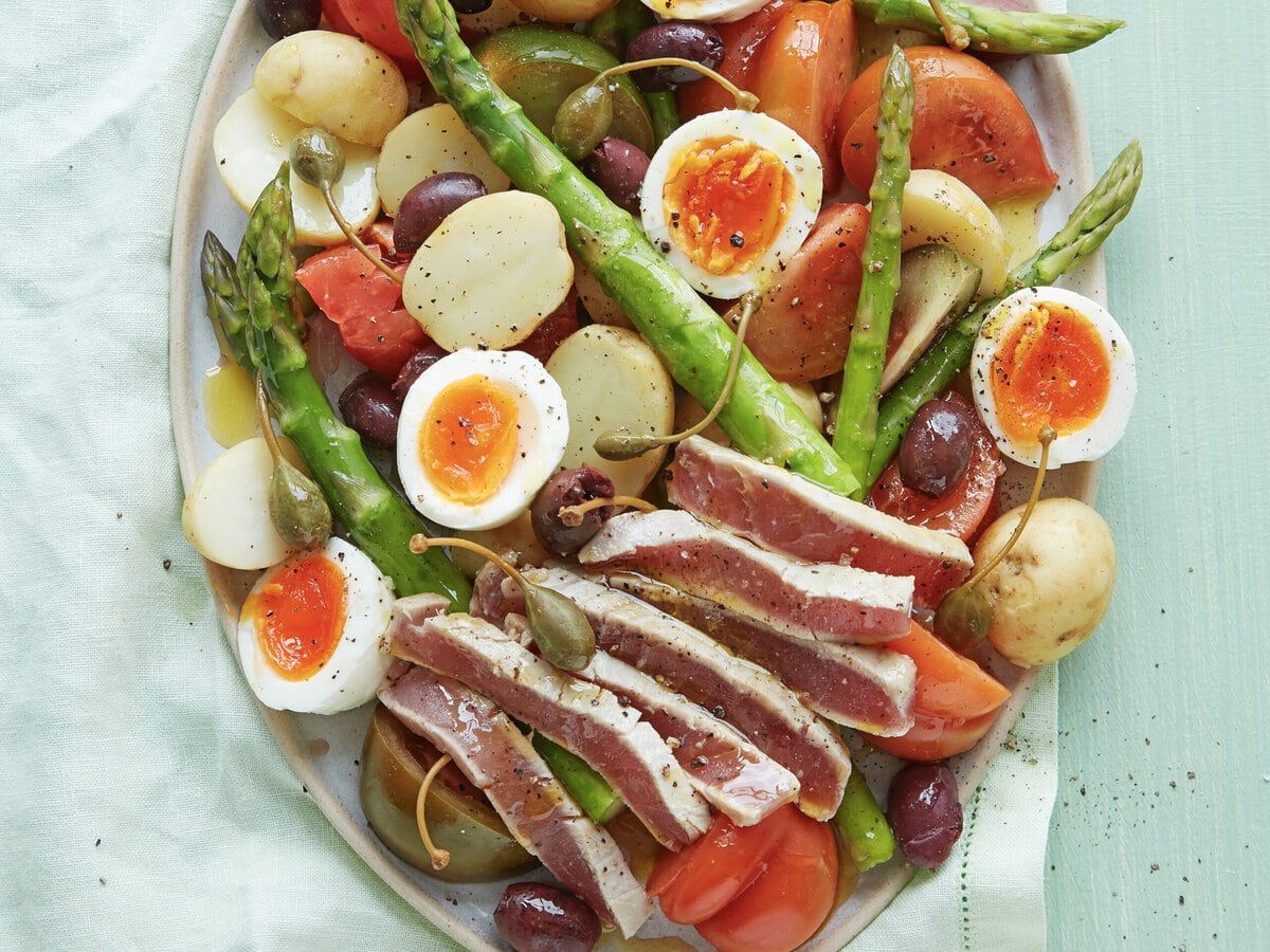 Salade niçoise met krieltjes, ei, olijf, tomaat, groene asperges en verse tonijn