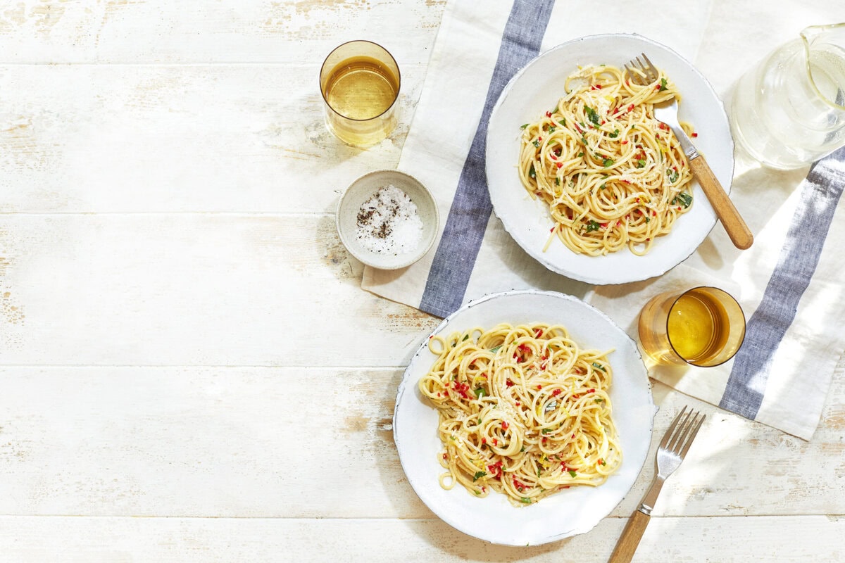 Spaghetti met amalficitroen, chilipeper en ansjovis, bestrooid met parmezaan