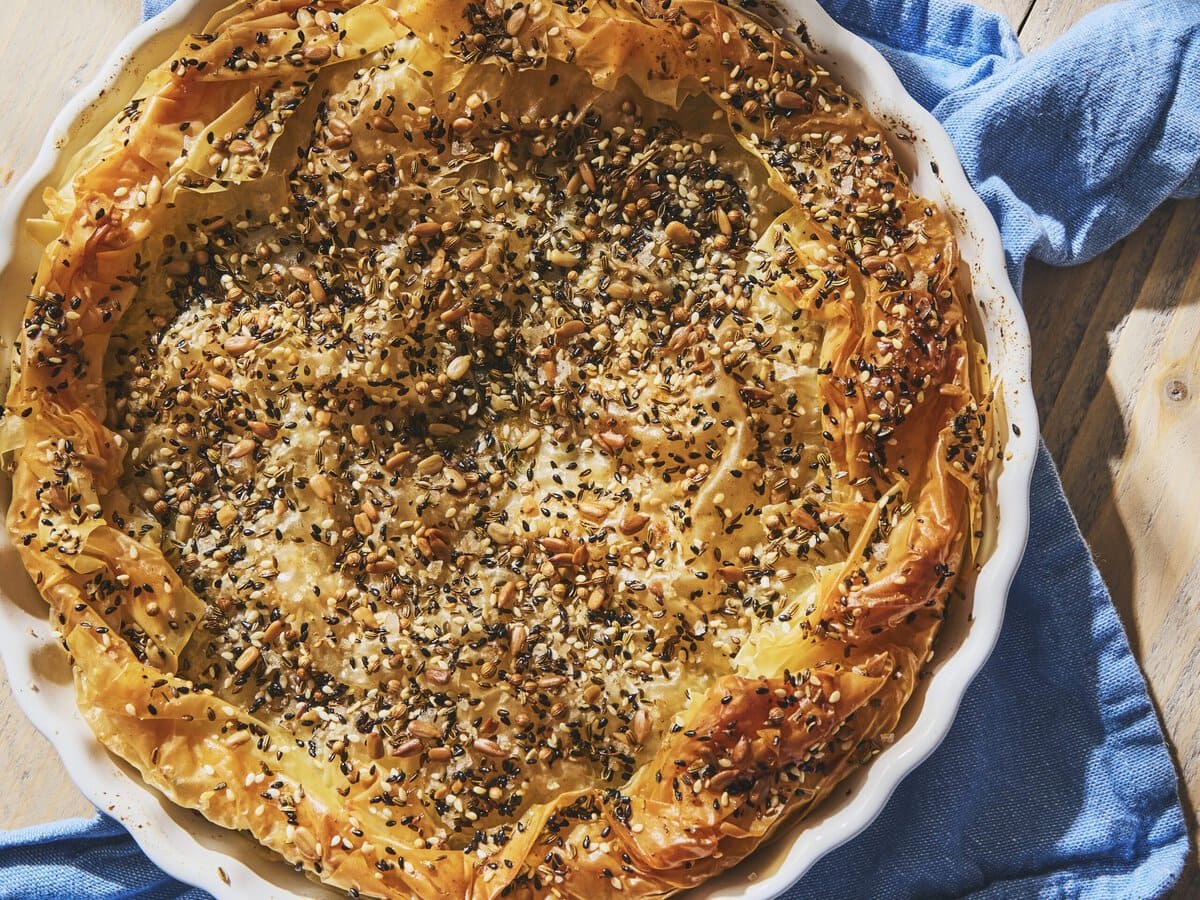 Spanakopita, filodeeg taart, met zadentopping