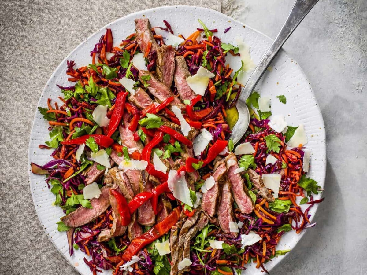 Biefstuk tagliata met coleslaw van rode kool