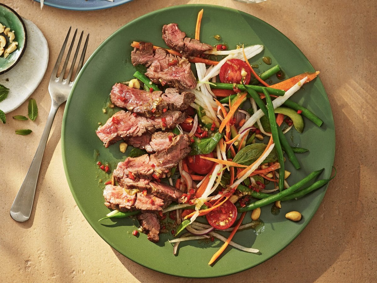 Thaise salade met onder andere sperziebonen, cherrytomaatjes en barbecuebavette in plakjes