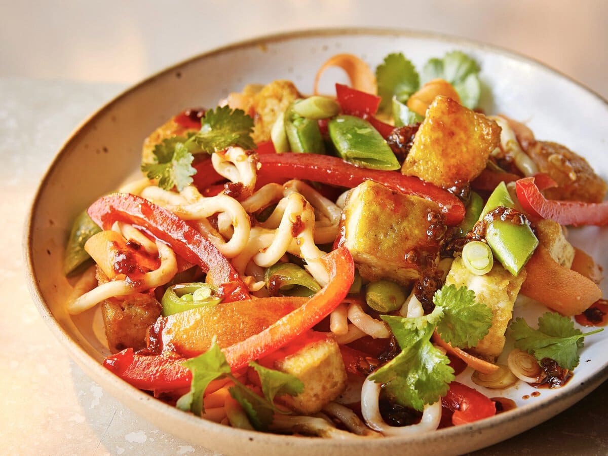 Tofu-udonnoedelsalade met paprika, lente-ui en koriander