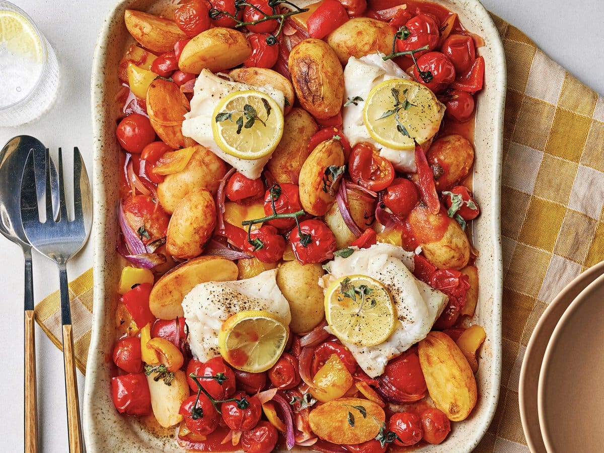 Traybake met krieltjes, witvis, paprika, tomaat, rode ui en schijfjes citroen