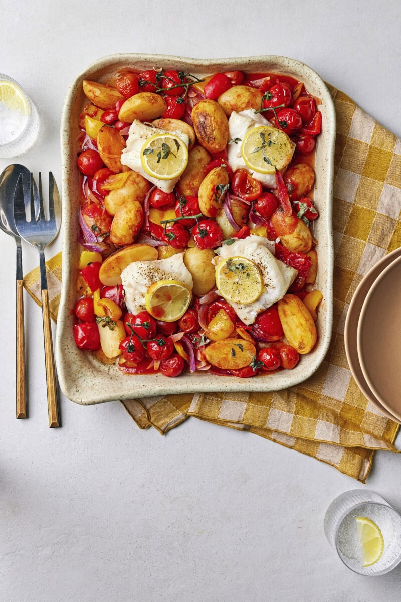 Traybake met krieltjes, witvis, paprika, tomaat, rode ui en schijfjes citroen