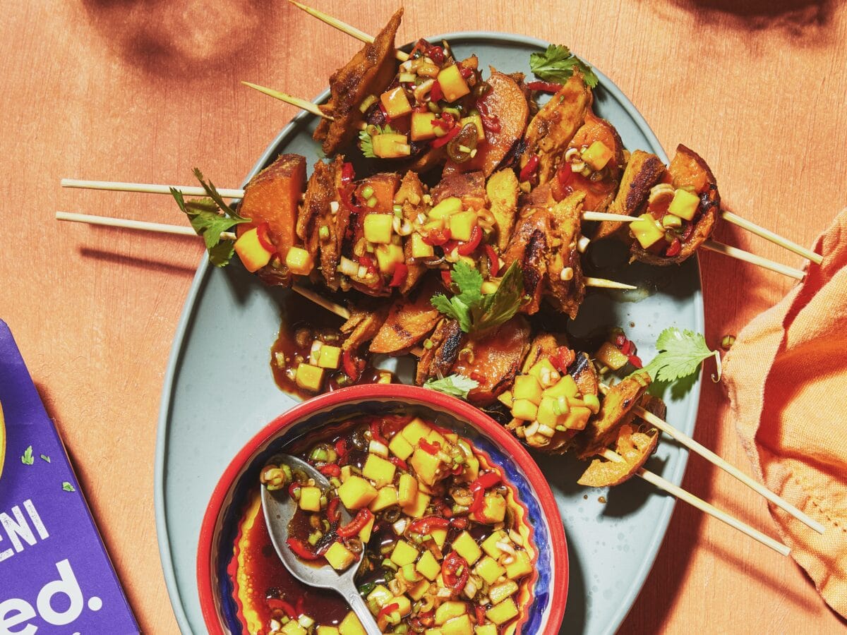 Spiesjes met zoete-aardappel en vegetarische filetstukjes, geserveerd met kruidige mangosalsa