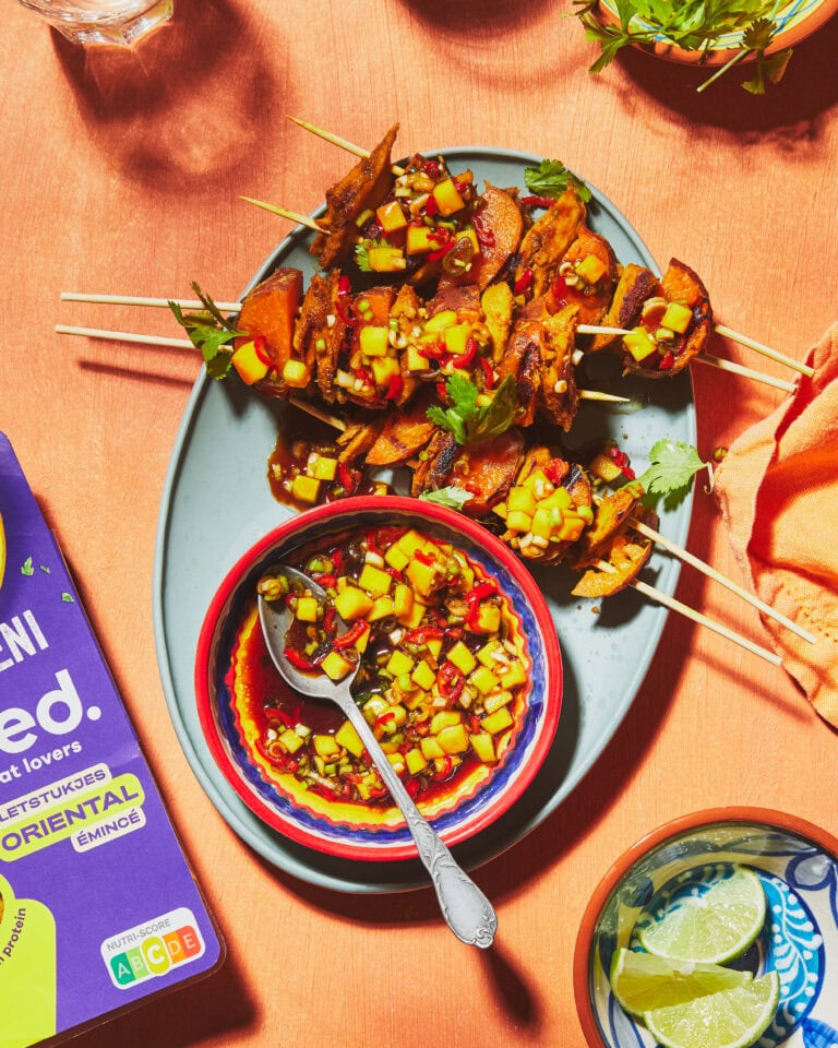 Zoete-aardappelspiesjes met kruidige mangosalsa