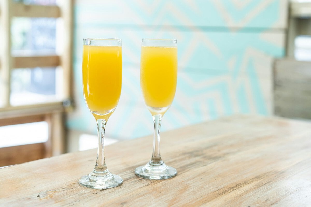 twee glazen met mimosa