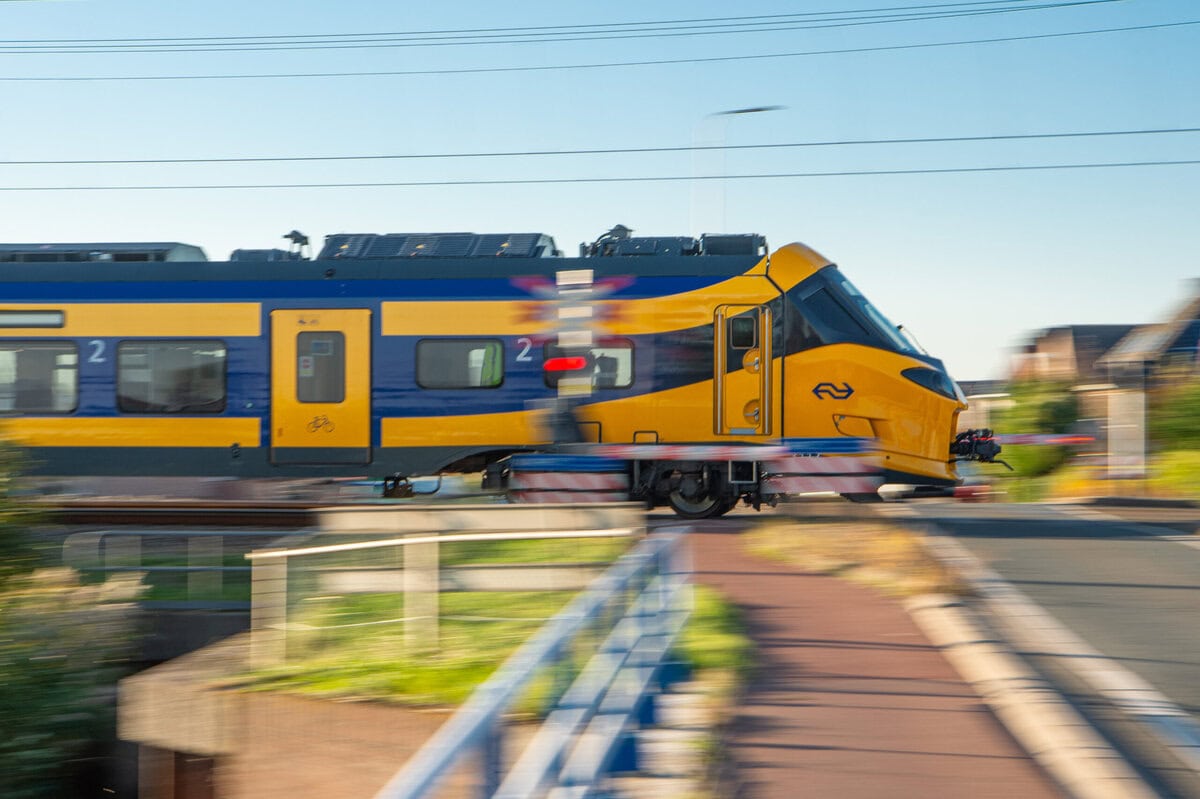 Trein bij spoorwegovergang