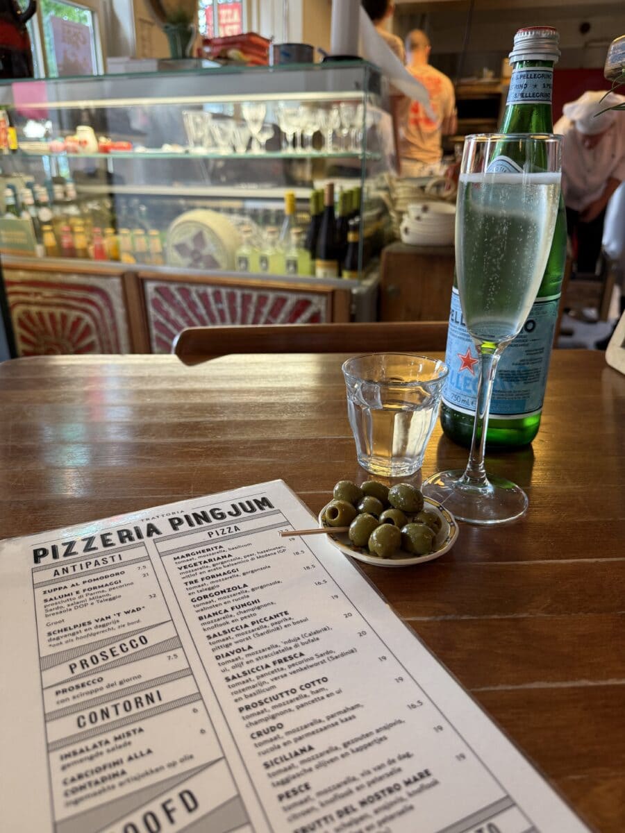 Prosecco met saliesiroop bij Pizzeria Pingjum