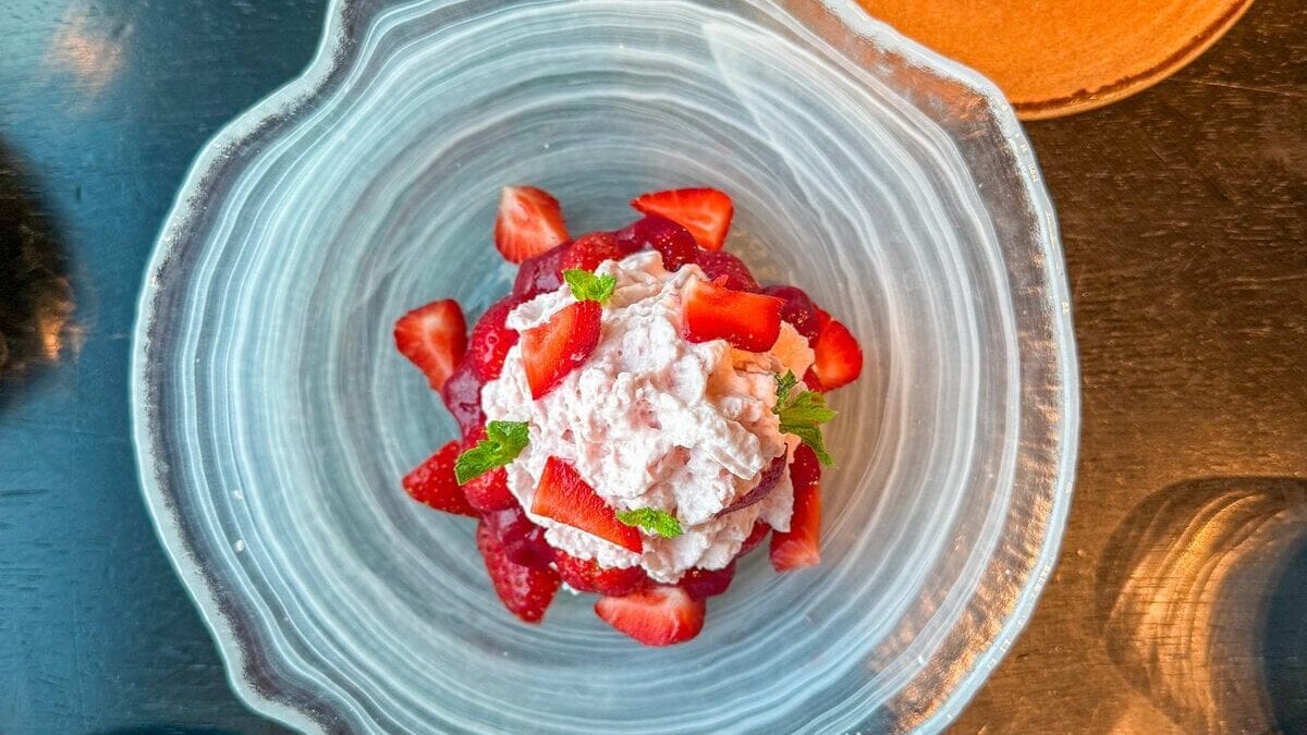 Aardbeien Romanoff bij een restaurant in Amsterdam