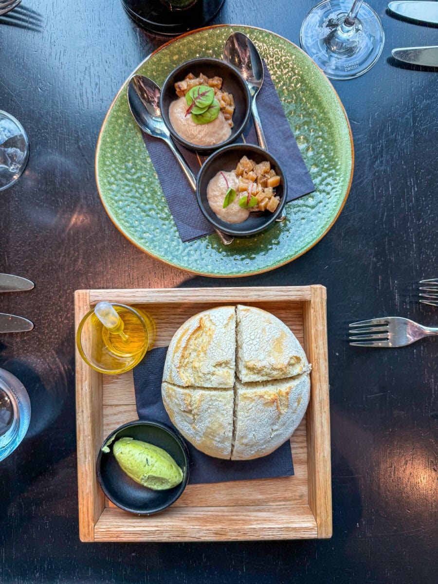 Amuse en brood met boter en olijfolie bij Restaurant ZUID5