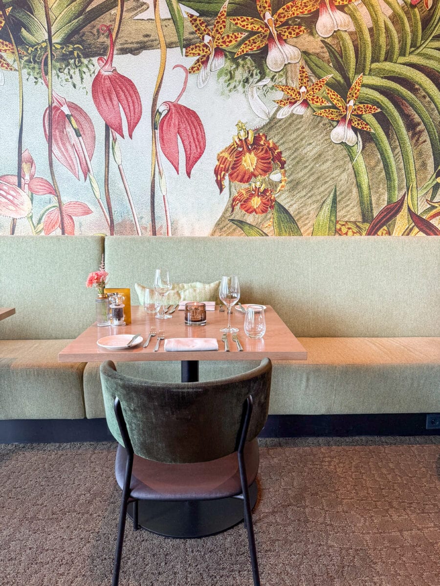 Sfeervol tafeltje bij Restaurant ZUID5 in Amsterdam