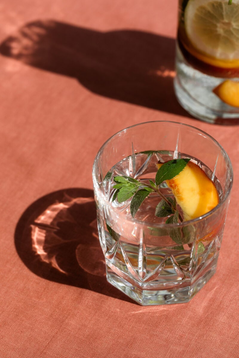 Glas met drinken in de zon