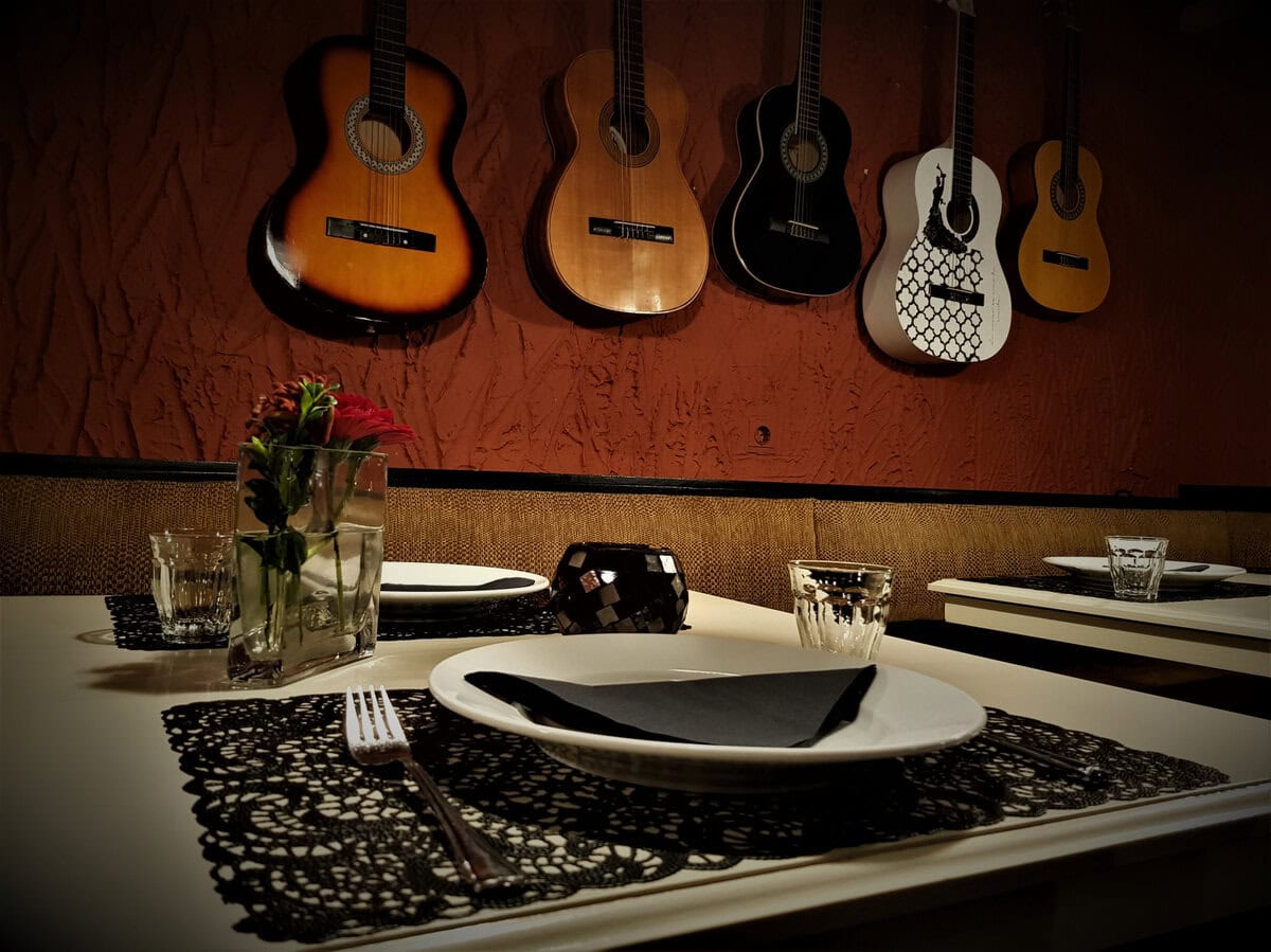 Restaurant in Spaanse stijl met gitaren aan de muur