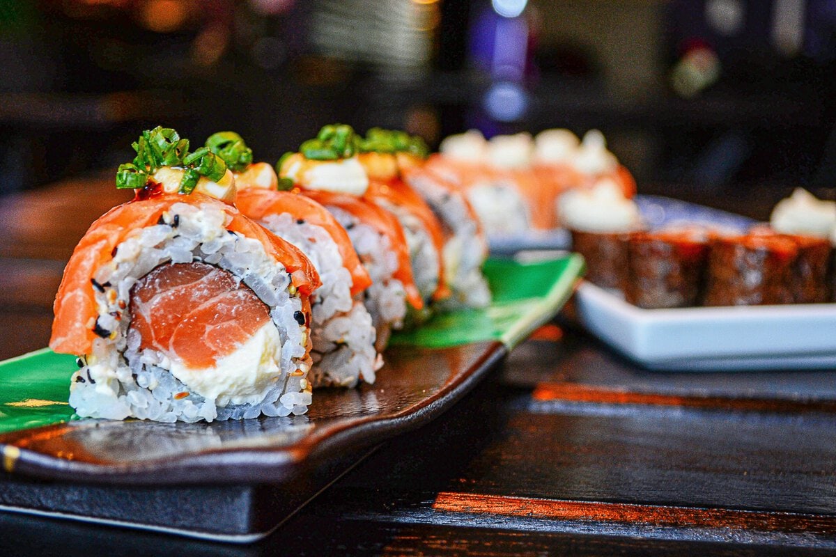 Bord met verse sushi