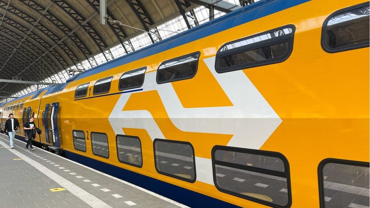Trein van NS op een station