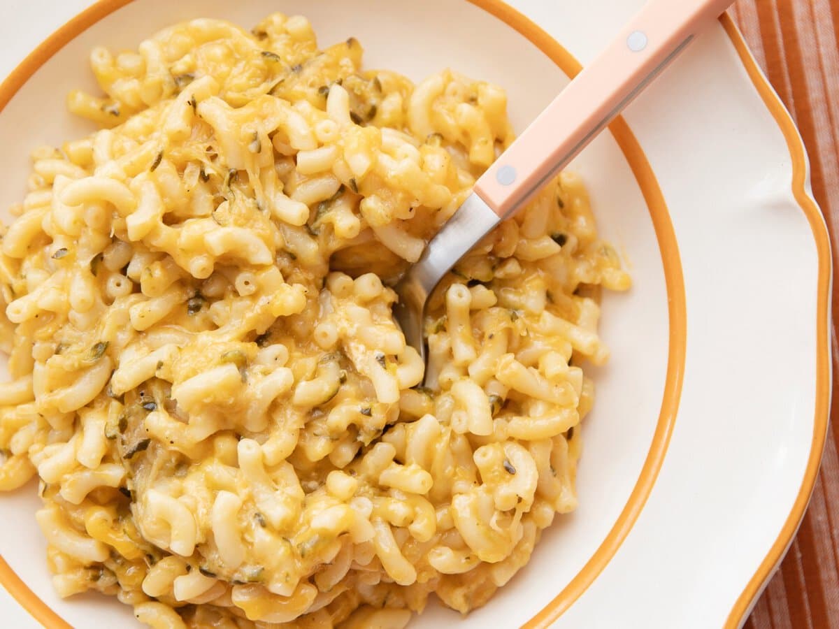 mac n cheese in bord met lepel erbij